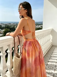 Detailansicht eines atemberaubenden rückenfreien orangefarbenen Maxikleides im Tie-Dye-Stil