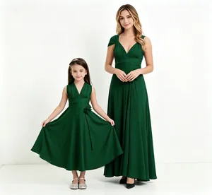 Detalle de vestidos de noche convertibles a juego para madre e hija en verde esmeralda.