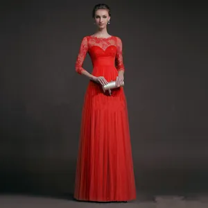 Detailansicht eines eleganten roten Spitzenabendkleides mit langen Ärmeln und Faltenrock.