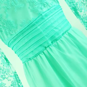 Detail des mintgrünen Spitzenoberteils und der Falten Taille am Abendkleid