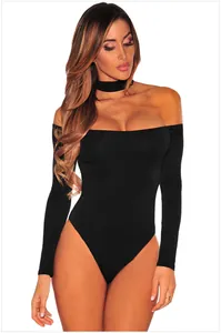 Gros plan d'un body sexy noir à manches longues et épaules dénudées avec choker