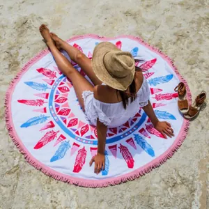 Serviette de plage ronde à motif plumes de paon colorées et franges roses détails