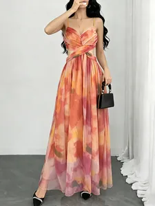 Elegantes orangefarbenes Maxikleid mit Blumenmuster für den entspannten Strandurlaub am Meer