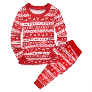 Detailweergave van rode kerstpyjamaset met rendierprint en klassieke Fair Isle-patronen.