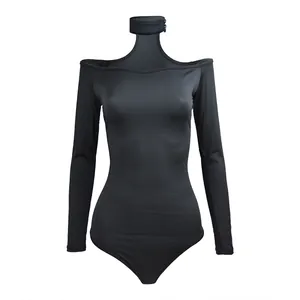 Vue détaillée d'un body sexy noir à manches longues, col licou et épaules dénudées.