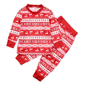 Detailweergave van de rode kerstpyjamaset met rendierprint en lange mouwen voor de feestdagen