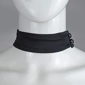 Gros plan du détail du tour de cou en tissu noir avec fermeture à bouton