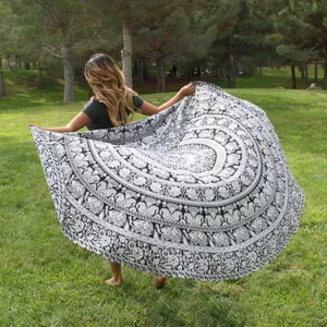Grande serviette de plage ronde à motif mandala et éléphant dans un parc ensoleillé en plein air