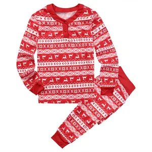 Detailweergave van de rood-witte kerstpyjamaset met rendierprint en knopen