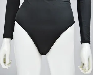 Gros plan d'un body noir sexy à manches longues et coupe haute sur un mannequin