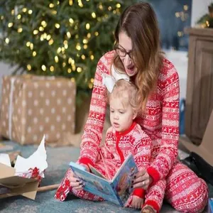 Gezellige rood-witte Fair Isle kerstpyjama's voor moeder en kind in een setje.