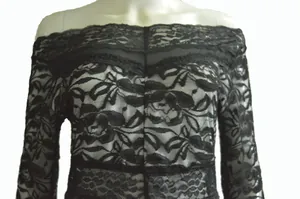 Gedetailleerde close-up van een sexy zwarte off-the-shoulder kanten bodysuit met bloemen