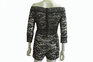 Detail achteraanzicht van een zwarte kanten off-the-shoulder romper met bloemen