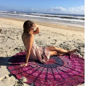 Serviette de plage ronde mandala bohème avec motif de paon utilisée sur la plage