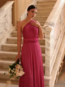 Elegantes magenta-farbenes Multiway-Maxikleid für Brautjungfern auf Marmortreppe.