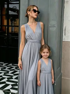 Elegantes vestidos grises a juego para madre e hija, ideales para eventos formales y bodas