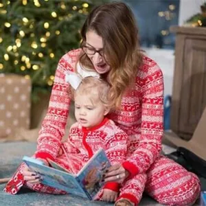 Matching rode kerstpyjama set voor moeder en kind in een feestelijke huiselijke sfeer
