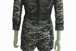 Gedetailleerd overzicht van het zwarte bloemenkantpatroon op deze sexy kanten romper.