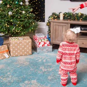 Feestelijke rood-witte baby kerstpyjama met noords Fair Isle-patroon jumpsuit set.