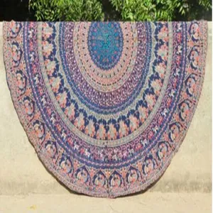 Gros plan détaillé du motif mandala paon bohème sur un châle de plage en mousseline