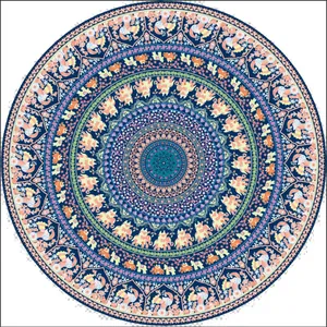 Vue détaillée d'une serviette de plage mandala ronde avec des motifs de paon et éléphant.