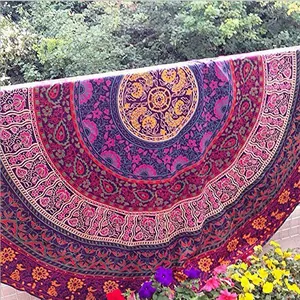 Serviette de plage mandala aux motifs de fleurs de paon suspendue dans un beau jardin