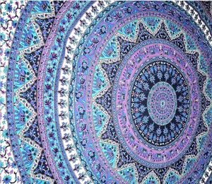 Gros plan d'une tapisserie mandala bohème avec des motifs d'éléphants et de paons.
