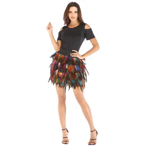 Detailweergave van een luxe veelkleurige veren rok voor professionele jazzdansoptredens.