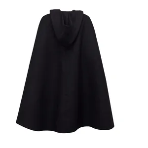 Vue arrière détaillée d'une cape à capuche mi-longue noire unie pour femmes en automne