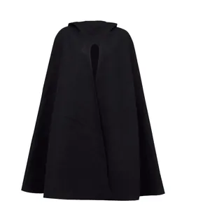 Vue détaillée d'une cape à capuche noire mi-longue pour femme au design minimaliste