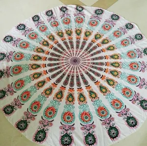 Serviette de plage ronde bohème avec imprimé mandala paon vibrant et franges blanches décoratives