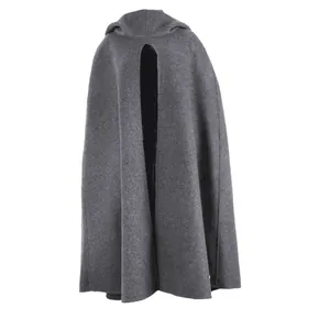 Vue de face d'une cape à capuche mi-longue gris foncé pour femme en tissu