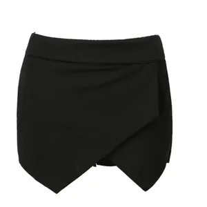 Detailansicht eines schwarzen asymmetrischen Hosenrocks mit doppellagigem Design