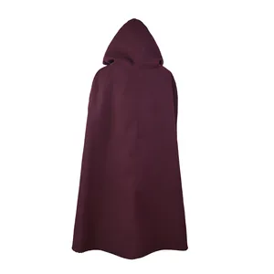 Vue arrière d'une cape à capuche bordeaux pour femme conçue en tissu uni et lisse