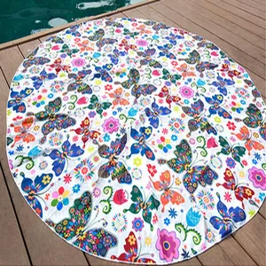 Vue détaillée d'une serviette de plage ronde en mousseline avec un motif de papillon.