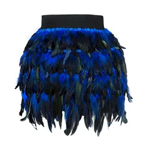 Detailweergave van de luxe blauwe en zwarte pauwenveren rok voor podiumoptredens.