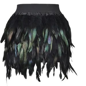 Detailopname van een luxe iriserende pauwenveren rok voor podiumoptredens