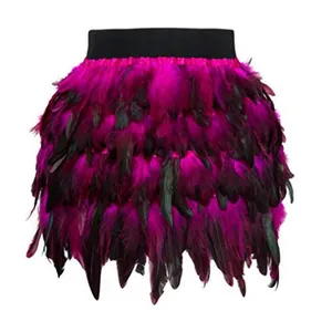 Gedetailleerd overzicht van luxe fuchsia pauwenveren rok voor podiumoptredens