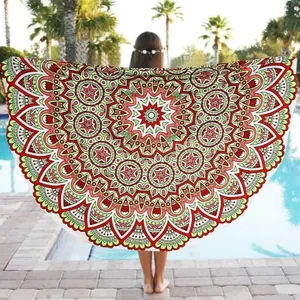 Serviette de plage ronde mandala bohème avec franges présentée au bord de la piscine