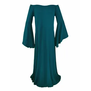 Gros plan d'une robe de maternité longue bleu canard à épaules dénudées et manches cloche