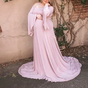 Robe de maternité rose à épaules dénudées avec manches évasées et longue traîne fluide