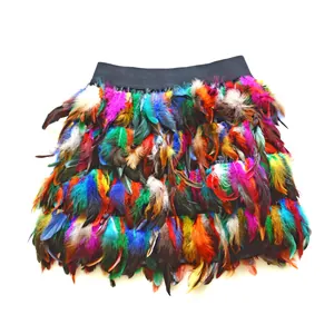 Detail van een kleurrijke veren minirok voor podiumoptredens en jazzdansvoorstellingen