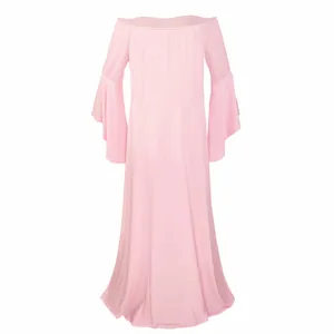Robe longue de maternité rose à épaules dénudées avec des manches cloche élégantes.