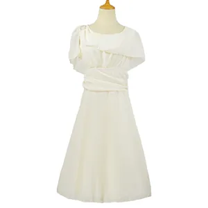 Abito midi elegante in chiffon color crema con mantellina e vita stretta