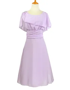 Elegante abito midi a trapezio in chiffon lavanda con mantellina su un manichino