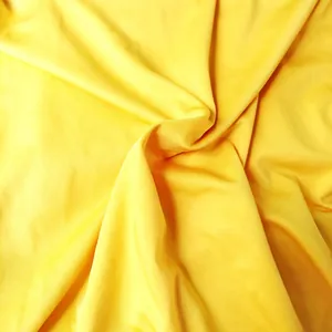 Détail du tissu extensible jaune doux pour cette robe longue de maternité de studio