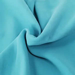 Primo piano di elegante tessuto in chiffon turchese con trama e drappeggio delicati