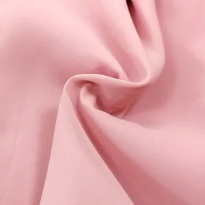 Dettaglio macro della trama del tessuto in chiffon rosa per eleganti abiti da donna