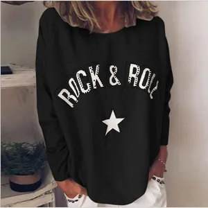 Vista detallada del estampado de pedrería Rock & Roll en una sudadera negra de manga larga