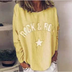 Vista detallada de la sudadera amarilla de manga larga con estampado Rock & Roll y strass.